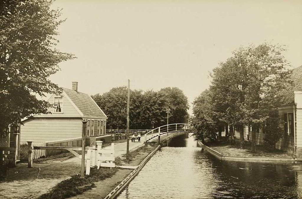 Het Zuideinde met de tol die sinds halverwege de 19 e eeuw werd geheven voor het passeren van de dorpsstraat.