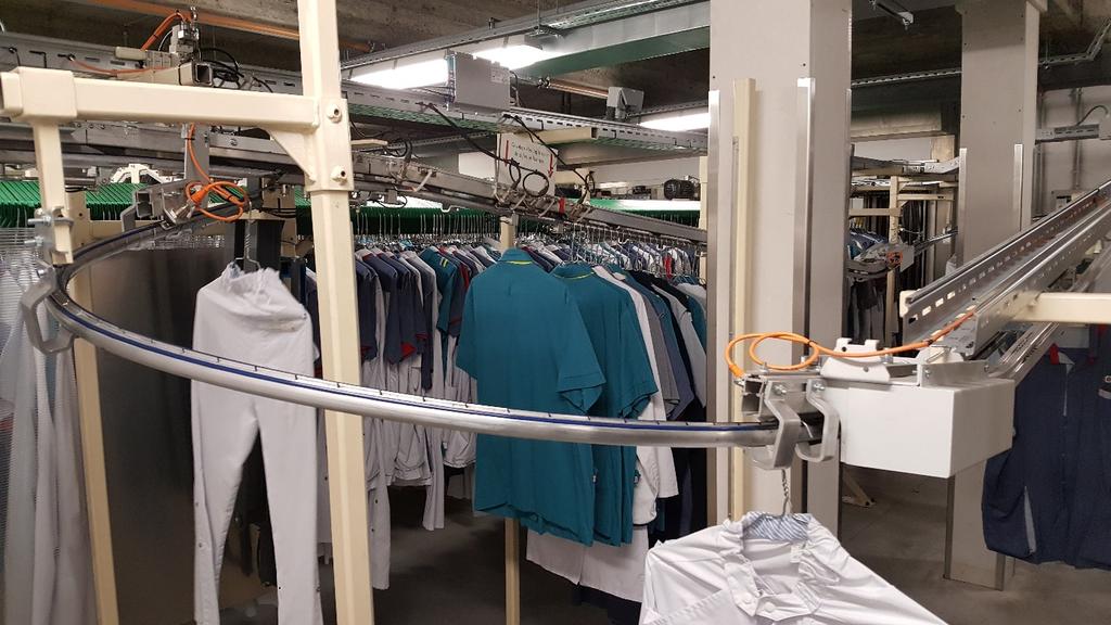 Foto 7: dit is wat achter de kledij-verdeelautomaat te zien is Belangrijk voordeel van deze KUA is dat er minder kledij moet aangekocht worden, omdat er niet gehamsterd wordt door de medewerkers.
