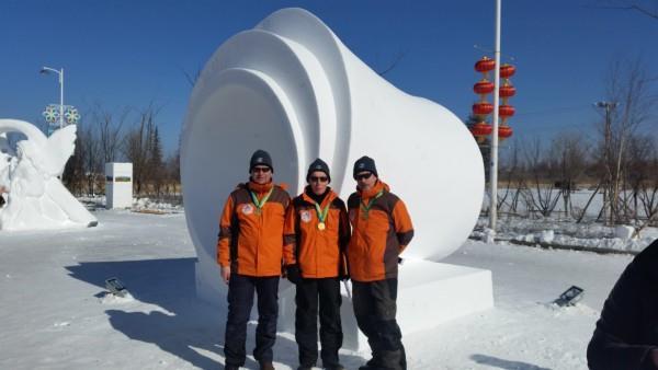 Sneeuwsculpturen in China Beeldhouwer Roel Teeuwen uit Alblasserdam heeft in januari met zijn team, als afvaardiging van ons land, deelgenomen aan de internationale Snow Sculpture Competition in