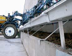 fytobak bestaat uit 3 betonnen prefab bakken van 3 m lang, 0,8 m breed en 1,4 m hoog, die deels zijn ingegraven.