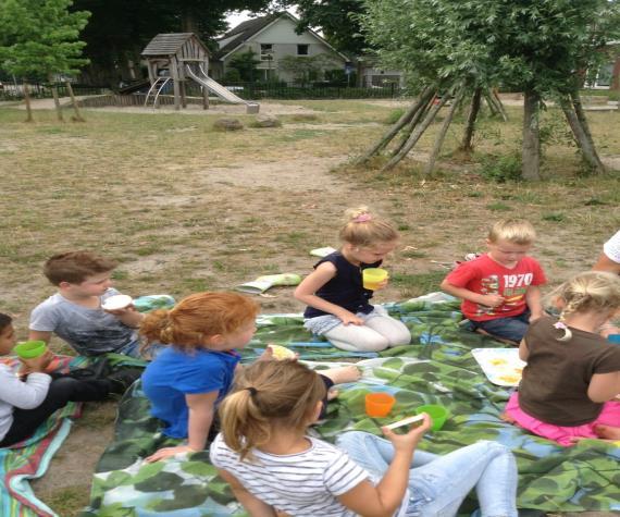 Een luie strandstoel, zwembanden en zelfs twee lachende vakantie kabouters hebben we als decoratie gebruikt.