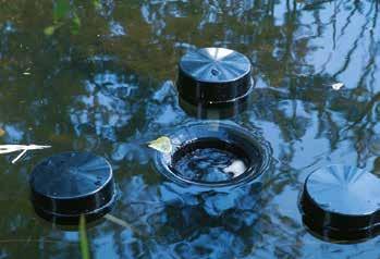 Water zuiveren Drijfskimmers Skimmers vangen het overgrote deel van de vervuiling op, die in een vijver of bassin terechtkomt van buitenaf, zoals bladeren,