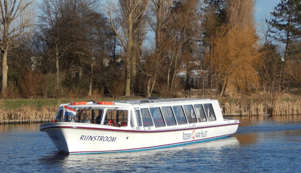De Rijnstroom De Rijnstroom is een sfeervolle rondvaartboot. Aan boord kunt u gezellig zitten, zowel binnen als buiten op het achterdek.