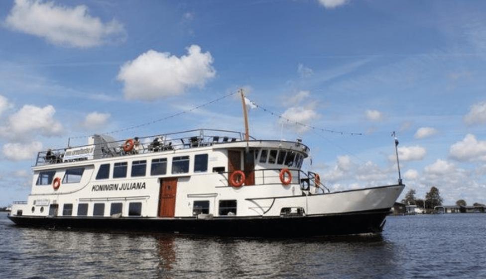 De Koningin Juliana De Koningin Juliana is bij uitstek geschikt als partyschip. Zij voldoet aan alle voorwaarde voor een geslaagd feest op het water.