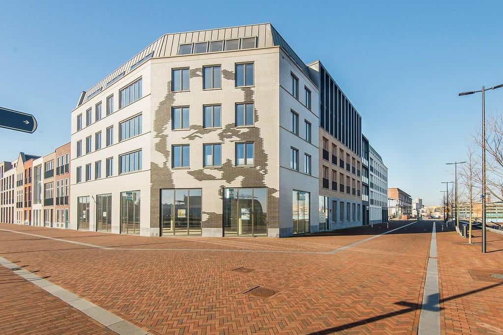 Een schitterend penthouse met een woonoppervlakte van maar liefst 216 m2. Vanuit de woonkamer (106 m2) is door schitterende glazen voorpui een prachtig vergezicht over Vlissingen en het Dok.