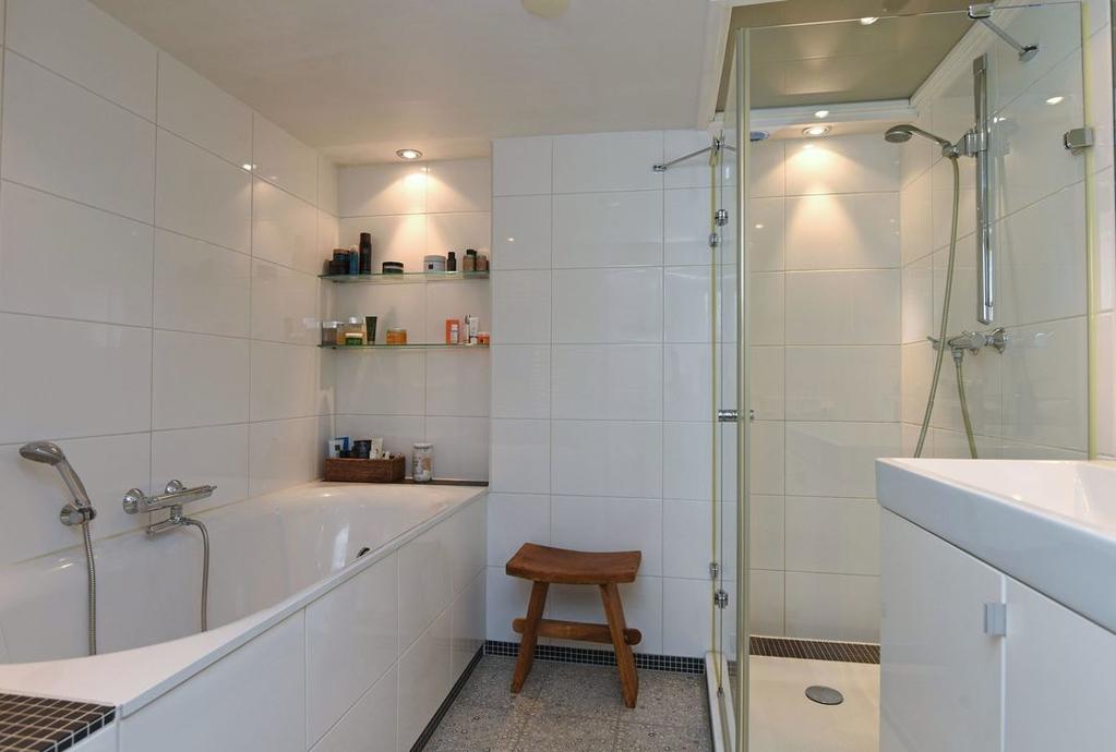 Badkamer / zolder Complete badkamer voorzien van groot bad, dubbele wasbak, designradiator,