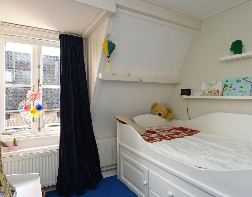 Slaapkamer 2 is voorzien van een vast bureau, vaste planken en