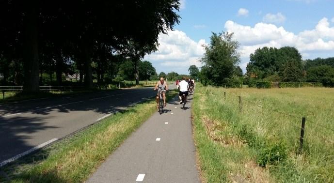 2 van 9 Wens tot verkeersveilige route heeft gevolgen voor omgeving De provincie heeft de ambitie om het fietspad op te waarderen tot een veilige en comfortabele fietsroute van voldoende breedte.