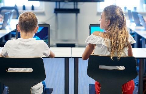 Klas 1 start met eigen laptops in schooljaar 2019-2020 In het nieuwe schooljaar starten onze nieuwe