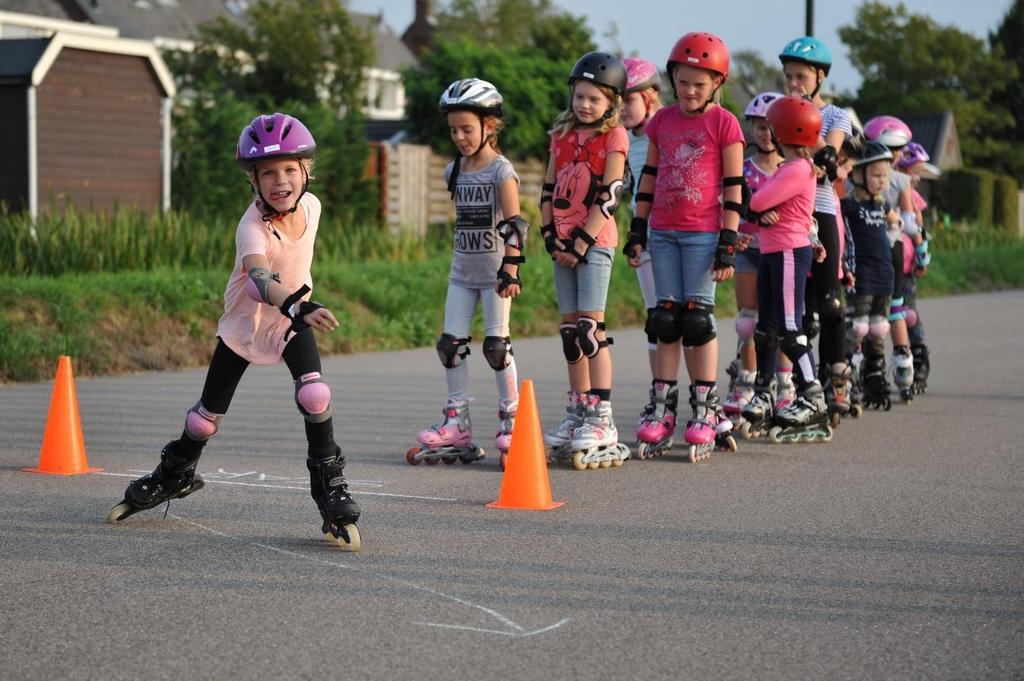 3.4 Kleding Inline skaten is een sport. Kinderen die deelnemen aan de lessen dienen sportkleding te dragen. Draag comfortabele sportkleding die bij het weer past.
