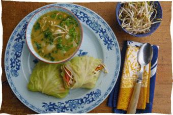 Vegetarisch Hoofdgerecht Bartje boemboe pindasoep met paksoi en geroerbakte groente In de Krat Winterpeen (g) Spitskool (stuk(s)) Lente-ui (stuk(s)) Pinda boemboe (zakje(s)) Aardappelen (g) Paksoi