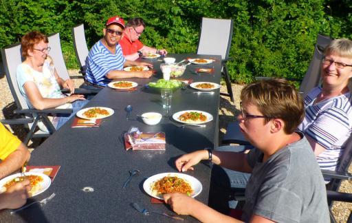 Thuisgekomen hebben we gezellig buiten gegeten, 3gangenmenu: kippensoep, macaroni bolognaise met rauwkost en een chocotoetje.