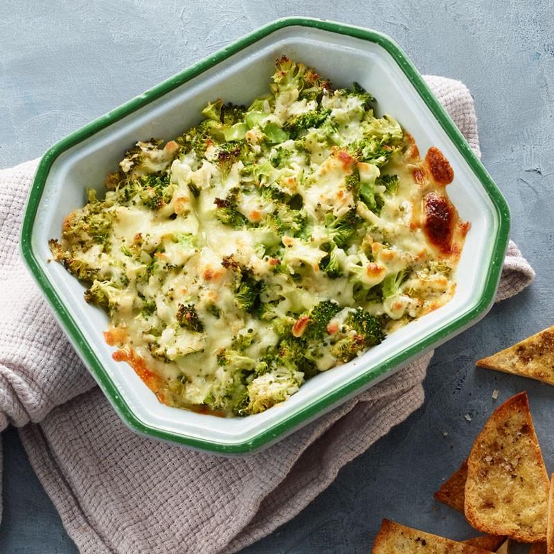 Broccoli-gehaktpannetje (4 personen) 750 gram broccoli, 1 ui, 2 teentjes knoflook, 300 gram rundergehakt, 100 ml koksroom light of soyaroom, 1 blikje tomatenblokjes, 250 gram mozzarella, 1el