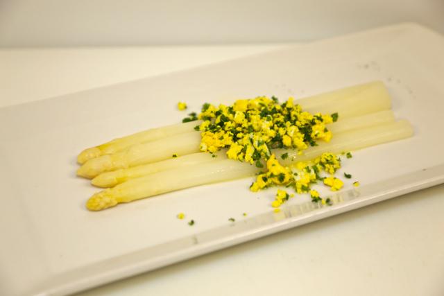 Asperges op Vlaamse wijze Benodigdheden: 1 bundel witte asperges 4 eieren 1 pakje boter ½ bundeltje peterselie p & z & nmk Bereiding: De asperges schillen (asperge met top over een omgekeerd diep