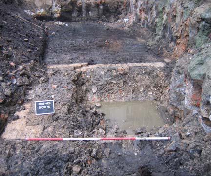 De constructie was tot een diepte van ca. 150 cm bewaard (5,2 meter TAW). De westzijde bevond zich deels onder de talud, gebruikt door de kraan om de werkput in te rijden.