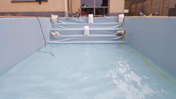 Als de temperatuur te hoog is, wordt de liner wijder, elastische en te groot. Als de temperatuur te laag is wordt de liner te hard en te klein. Maak het zwembad nogmaals goed schoon.