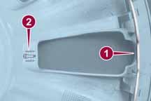 monteer het reservewiel door de eerste wielbout twee slagen aan te draaien in het gat dat zich het dichtst bij het ventiel bevindt en vervolg op dezelfde wijze met de andere bouten; draai de