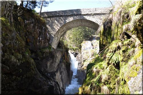 496 meter een prachtig stukje beschermd natuurgebied waar u de mooiste watervallen van de Hautes-Pyrénées kunt bewonderen.
