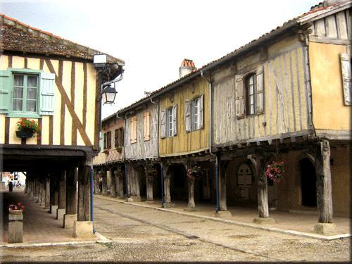 De bouw van Bastides en Castelnaux vond plaats gedurende een roerige periode in de Middeleeuwen van 1255 en 1316.