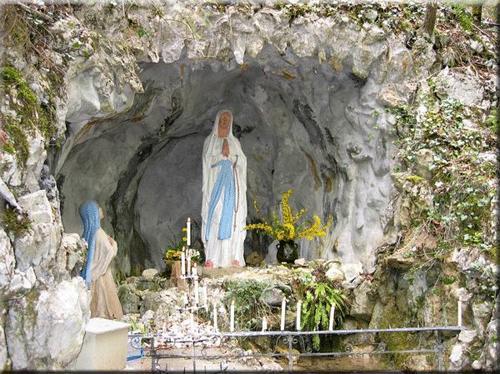 Al in 1864 werd er een standbeeld opgericht ter ere van Onze-Lieve-Vrouw van Lourdes bij de plaats van de verschijningen.