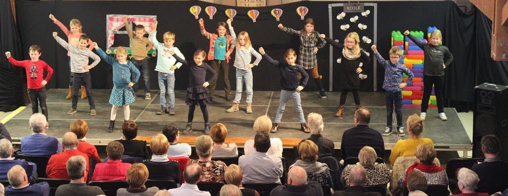 De kinderen van de derde graad verzorgden een mooi toneel terwijl de kinderen van juf Mieke en juf Greet dansten en zongen.