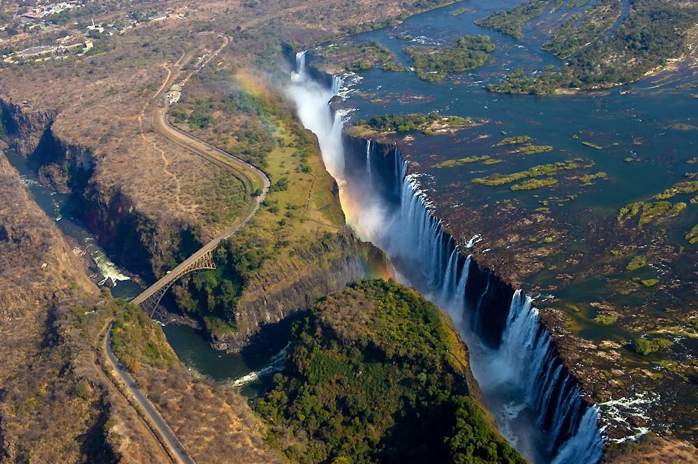 Een foto zegt zoveel meer dan 1000 woorden De Victoria Falls bridge (links op de foto) overspant de Zambezirivier, vlak bij de