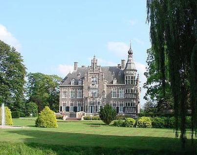 Op loopafstand van diverse winkels voor de dagelijkse boodschappen, eetgelegenheden, een basisschool (BS De