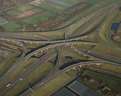 Fileprobleem Verkeersknooppunt Verkeerscentrale Leerjaar 1, schooljaar 2017-2018 1. De opdrachtgever Dagelijks maken miljoenen reizigers gebruik van het Nederlandse wegennet.