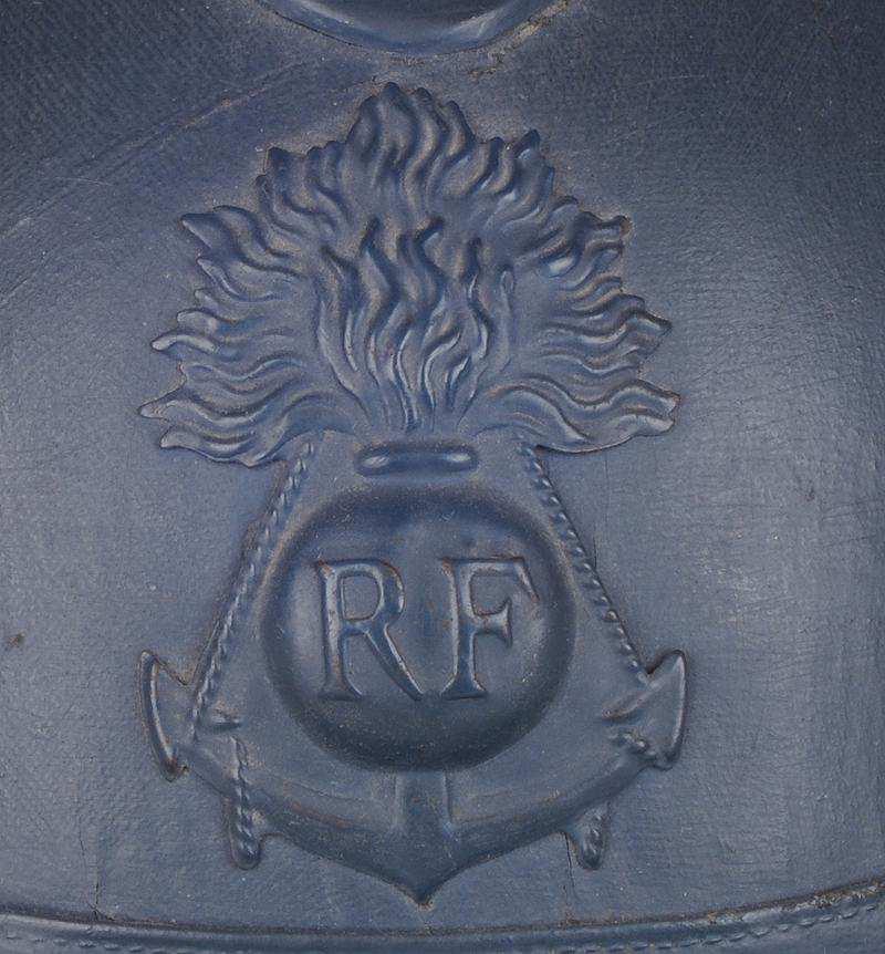 Men vindt er inderdaad verschillende symbolen in terug : het anker met een ontvlamde bom met de initialen «R.F.