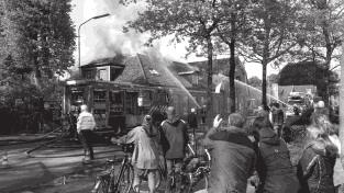 Maar de Duitsers wisten dat niet en deden er zich flink tegoed aan. De gevolgen laten zich raden. In 1955 verkopen Gesinus en Wolter het café en de winkel aan W.