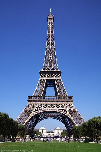 Beroemde torens De Eiffeltoren Deze toren is erg beroemd.