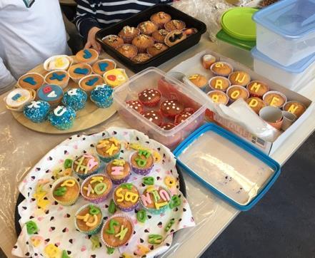 Vooraf hadden de kinderen de vraag gekregen om cupcakes mee te nemen welke versierd waren met letters, wat kwamen er veel mooie cupcakes!