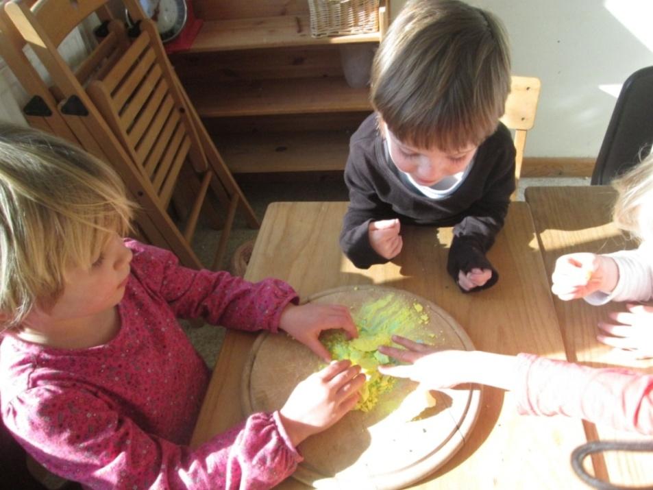 Het Leertraject uitwerken: Activiteit 1a Uitnodiging tot onderzoek Kinderen werden uitgenodigd om met een bruisbal te spelen. Ze ontdekten gretig geuren en textuur.
