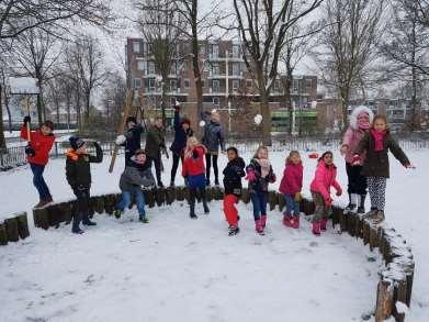 GROEP 5 Wat een pret in groep 5! We hebben vandaag lekker in de sneeuw gespeeld en vooral veel sneeuwballen gegooid (ook naar de juf!).