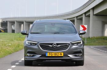 De Insignia is het grootste model dat Opel op dit moment aanbiedt. En de hier gereden "Sports Tourer", ofwel stationcar, is zelfs nog een maatje groter dan de gewone Insignia.