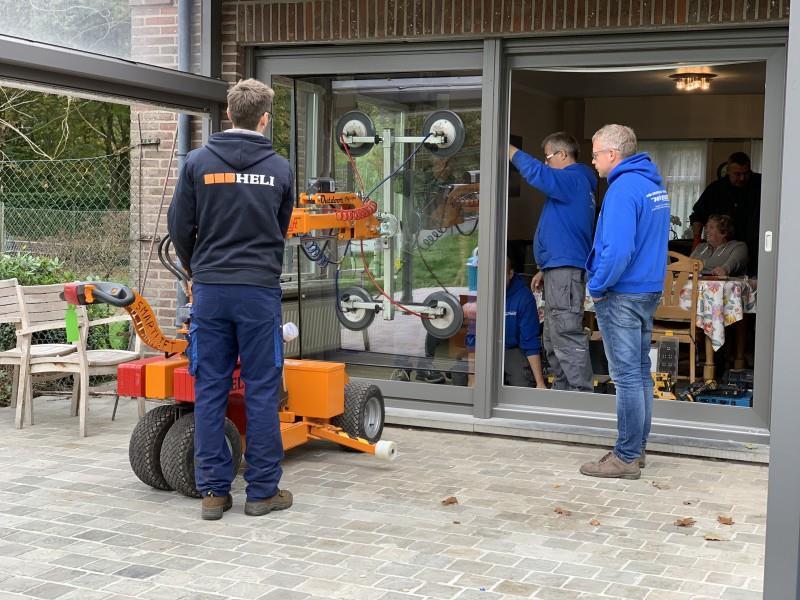 Bedienaar (m/v) Omschrijving Je staat als bedienaar in voor het bedienen van onze toestellen bij klanten (plaatsen van glaspartijen, aanleveren van bouwmaterialen, ).