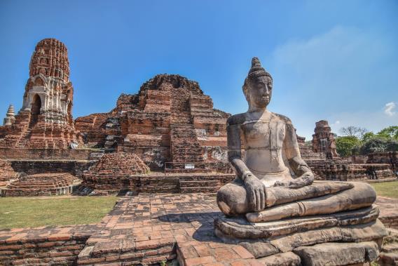 We gaan door naar Zoom Muang, Bangkoks Stadspijler en bezoeken het beroemde Grand Palace. Zie hier de Tempel van de Smaragdgroene Boeddha (Wat Pra Kaew), de meest vereerde tempel in het Koninkrijk.