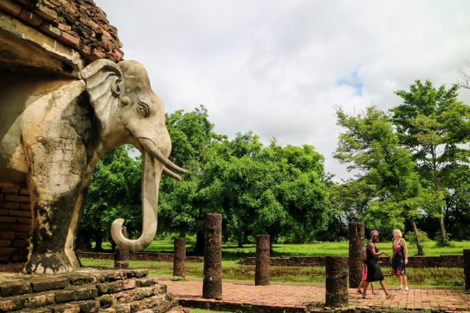 Dag 6: zondag Ayutthaya - Sukhothai (o) We nemen de trein naar Phitsanulok Vandaag laten we Ayutthaya achter ons.