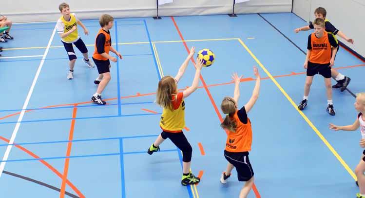 Extra oefenstof samenspelen 2) Scoren met Samenspelen Organisatie: 10 kinderen: 2 teams van 3 en 1 kameleon, 2 tellers en 1 tijdwaarnemer.