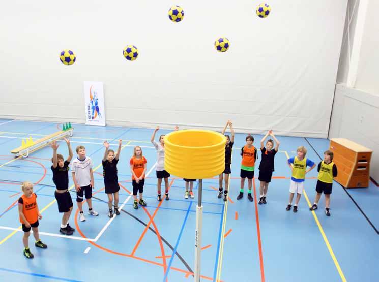 Infokaart 1 introductie Het doel van het project is: het aanbieden van oefen- en spelvormen om korfbal te introduceren op school; het bieden van een overzichtelijk geheel van infoen leskaarten die in