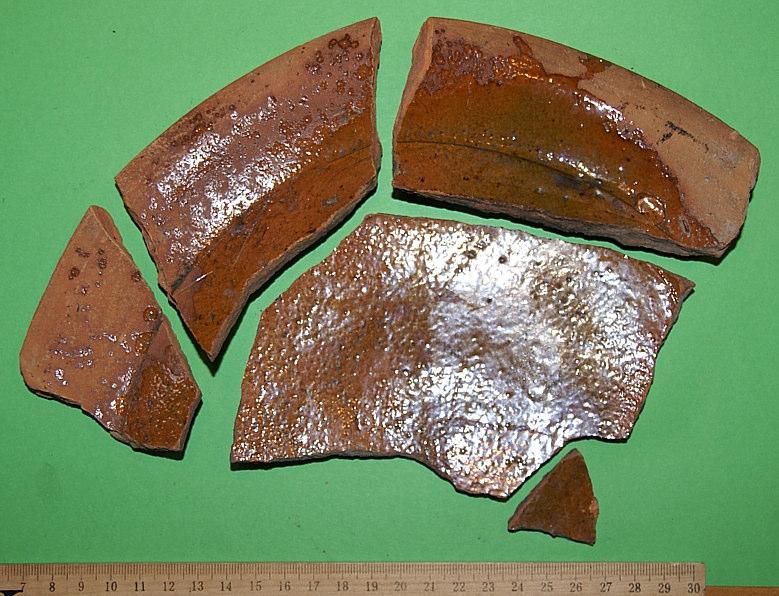 Fig. 18 en 19 Vondstnummer 1006-2: koekenpan van roodbakkend deels geglazuurd aardewerk.