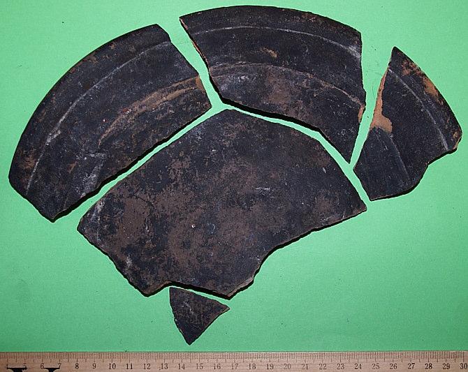 De fragmenten vertonen ook oude breukvlakken.