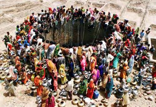 Door grote droogte verdringen mensen zich rondom waterput: Natwarghad,