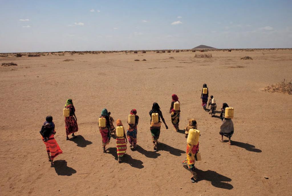 Gabra vrouwen in Noord Kenia lopen elke dag 5 uur voor een paar liter