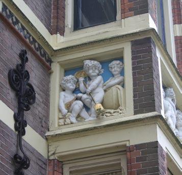 Groene enclaves zoals De Brink en de Gouverneurstuin vormen een rustpunt in de stedelijke hectiek. Het kernwinkelgebied biedt levendigheid en dynamiek.