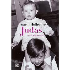 Titelverklaring: Judas wordt vaak gebruikt als je iemand een verrader wil noemen. Dit is ook waar het hele boek om draait; Astrid wil wel tegen Willem getuigen, maar ze verraadt hem daarmee.