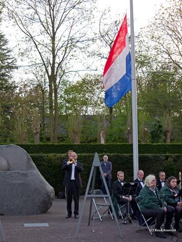 Pagina 2 HARMONIEUWS #34 Dodenherdenking 4 mei 2015 Half acht, tijd voor de leden van het Harmonieorkest om te gaan zitten nabij het Verzetsmonument in Hoofddorp aan het Burgemeester Stamplein.