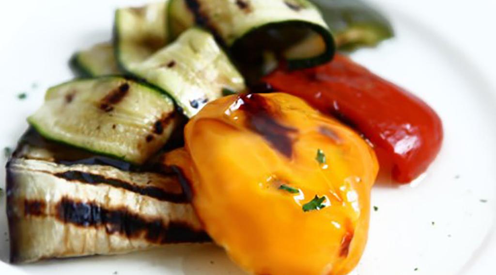 Lunchgerechten Gegrilde groente Paprika, courgette, aubergine op