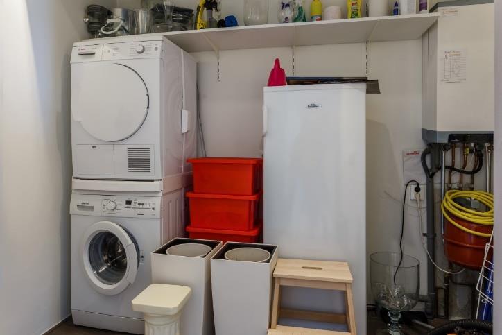 Het toilet: De separate toiletruimte op deze verdieping is in dezelfde kleurstelling als de badkamer uitgevoerd en voorzien van een vrij hangend wandcloset met fonteintje.