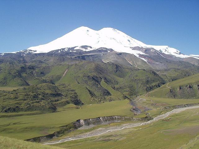 de Aconcagua de twee toppen van de Elbroes Aconcagua, Zuid-Amerika (6.962 meter) De Aconcagua is een berg in het Andesgebergte in Argentinië.